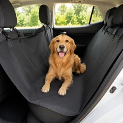 Hund i bil p� vandt�t hundet�ppe til bil monteret som bags�de cover i moderne bilinteri�r