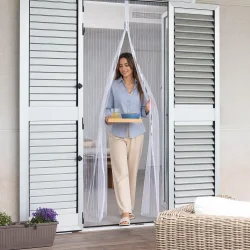 magnetisk insektgardin til d�r i brug p� terrasse holder fluer og myg ude