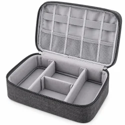 �ben gr� kabel organizer med netlommer, elastikstropper og justerbare rum til elektroniktilbeh�r.