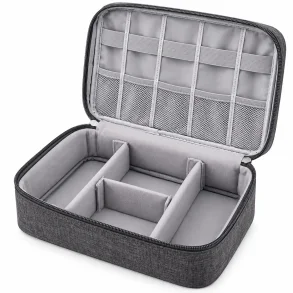 �ben gr� kabel organizer med netlommer, elastikstropper og justerbare rum til elektroniktilbeh�r.