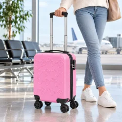 Lyser�d kabinekuffert som h�ndbagage i lufthavn med teleskoph�ndtaget trukket ud