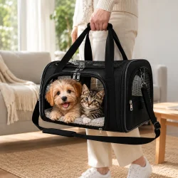 Katte transporttaske brugt i moderne hjem med lille hund og kat i ventileret rejsetaske til k�ledyr