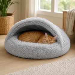 Kattehule fluffy med sovende kat i bl�d og varm plys seng til sm� k�ledyr i moderne hjemmemilj�