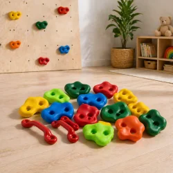 Klatregreb 15 stk placeret i moderne b�rnev�relse med klatrev�g i baggrunden