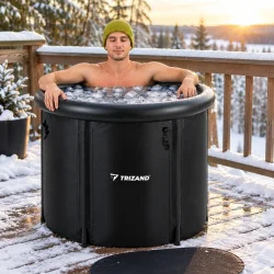 Person i koldtvandskar med isvand udend�rs p� en sned�kket terrasse om vinteren.