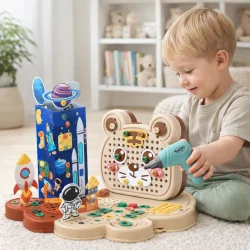 Konstruktionsleget�j med boremaskine byggeplade i brug med barn og rumtema