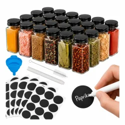 Krydderiglas s�t med labels, tragt, doseringsl�g og tilbeh�r vist p� hvid baggrund