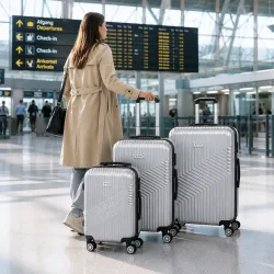Kufferts�t Hardcase ABS i lufthavn &ndash; 3 letv�gtskufferter med spinnerhjul og moderne rejsedesign
