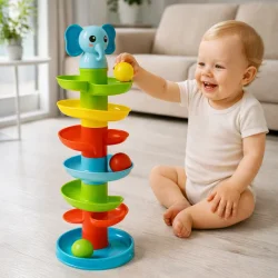 kuglebane t�rn med spiralbaner og kugler i brug af barn