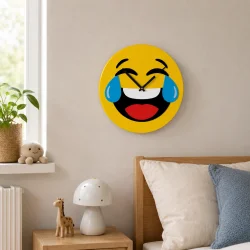 B�rnev�relse indretning med smiley v�gur p� v�g i moderne dansk b�rnev�relse