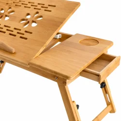 N�rbillede af laptopbordets sideplade med integreret kopholder og udtrukket skuffe.