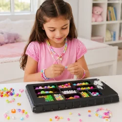 Lav dine egne smykker med farverige perler til armb�nd og halsk�der i kreativt b�rneunivers