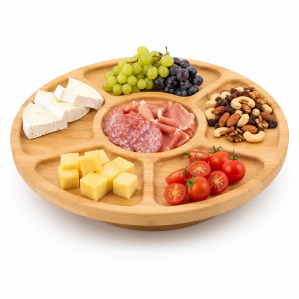 Lazy Susan serveringsbakke i bambus med tapas, ost og charcuteri p� hvid baggrund