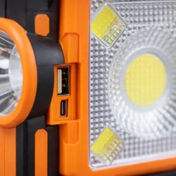 LED arbejdslampe genopladelig med solcelle close-up af LED panel og USB porte