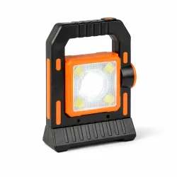 LED arbejdslampe genopladelig med solcelle p� hvid baggrund med h�ndtag og kraftigt lys