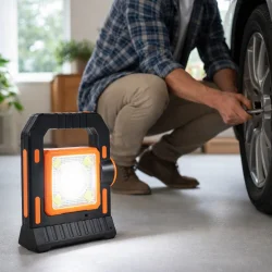 LED arbejdslampe genopladelig med solcelle i brug ved bilreparation med st�rk arbejdsbelysning