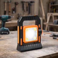 LED arbejdslampe genopladelig med solcelle placeret i v�rksted p� arbejdsbord