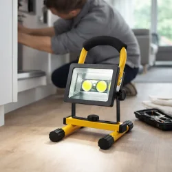 LED arbejdslampe 60W genopladelig med stativ i brug i hjemmemilj�