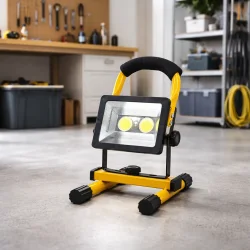 LED arbejdslampe 60W genopladelig med stativ placeret i v�rksted