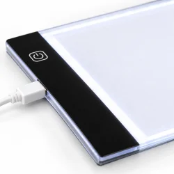 Close-up af LED tegnepladens oplyste akrylflade, betjeningsknap og USB-tilslutning