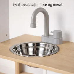 Legek�kken i tr� med ovn, vask og tilbeh�r detalje af vask i metal