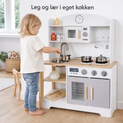 Legek�kken i tr� med ovn, vask og tilbeh�r i brug af barn