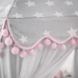 Detalje af legetelt med pink pomponkant og stjernem�nster &ndash; kvalitetsmateriale og gardiner