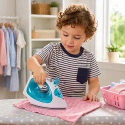 Leget�js strygejern med lys og lyd til b�rn i brug under rolleleg