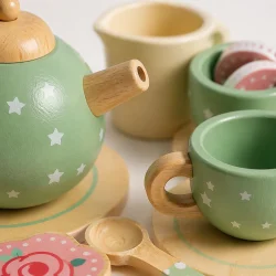 Leget�js tes�t i tr� gr�n detaljebillede af kop og tekande i tr� 