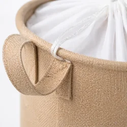 Leget�jskurv med sn�relukning til b�rnev�relse close-up af h�ndtag og stofmateriale