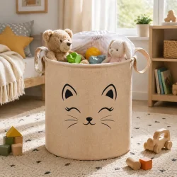 Leget�jskurv med sn�relukning til b�rnev�relse fyldt med leget�j i lyst b�rnev�relse