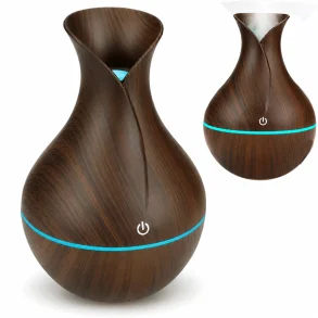 Luftfugter & aroma diffuser med RGB lys i m�rkt tr�look p� hvid baggrund til bedre indeklima