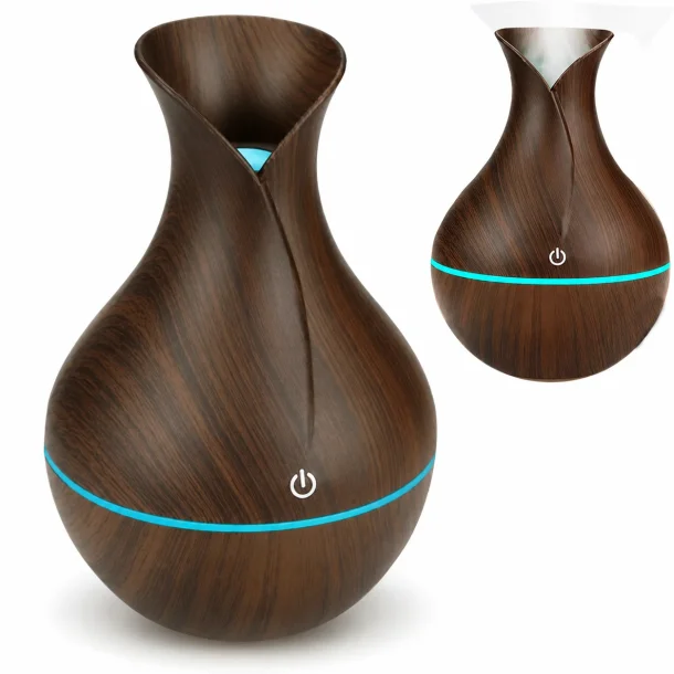 Luftfugter & aroma diffuser med RGB lys i m�rkt tr�look p� hvid baggrund til bedre indeklima