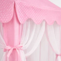 Detalje af lyser�dt legetelt med stof og gennemsigtige gardiner