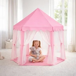 Barn sidder i lyser�dt legetelt med bamse i hyggeligt milj�