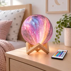 M�nelampe som natlampe p� natbord i sovev�relse med fjernbetjening ved siden af.