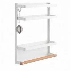 Magnetisk opbevaringshylde til k�leskab p� hvid baggrund &ndash; pladsbesparende l�sning med hylder og k�kkenrulleholder