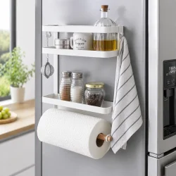 Magnetisk opbevaringshylde til k�leskab i brug &ndash; organiseret k�kken med ekstra opbevaring og k�kkenrulleholder