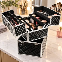 �ben makeup kuffert med kosmetik og negleprodukter placeret p� et bord i et indend�rs milj�.