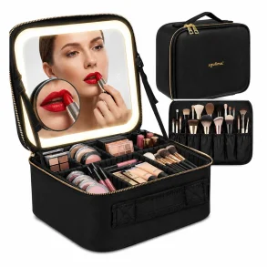 Makeup spejl med lys i sort kosmetikkuffert med LED-spejl, makeup opbevaring og organiserede makeup produkter p� hvid baggrund