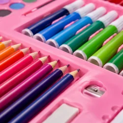 Malers�t til b�rn med close-up af farveblyanter, tuscher og kreative detaljer i pink kuffert
