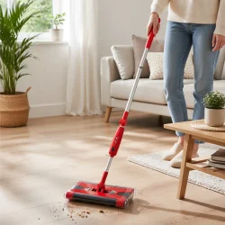 manuel fejemaskine til hjemmet med roterende b�rster i brug p� gulv