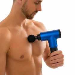 massagepistol til �mme muskler i brug p� bryst muskelmassage recovery