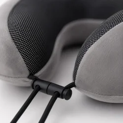 Nakkepude til fly med close-up af memory foam materiale og justerbar lukning