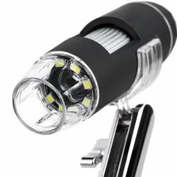 Mikroskop med LED lys i close-up der viser linse og detaljeret fokus