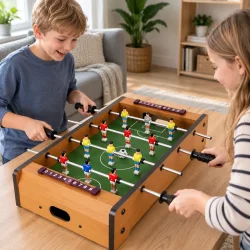 Mini bordfodbold til b�rn i brug p� et bord i hjemmet med to b�rn, der spiller mod hinanden