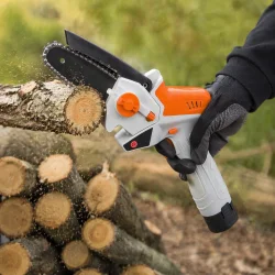 Mini k�desav batteri 6&rdquo; i brug til besk�ring af grene i haven