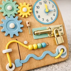 Aktivitetsbr�t i tr� til b�rn fra 3 �r � bj�rneformet busy board