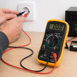 Multimeter digital 600V i brug til m�ling af sp�nding i kredsl�b