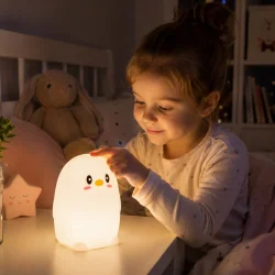 Natlampe b�rn med RGB pingvinlampe brugt af barn p� hyggeligt b�rnev�relse